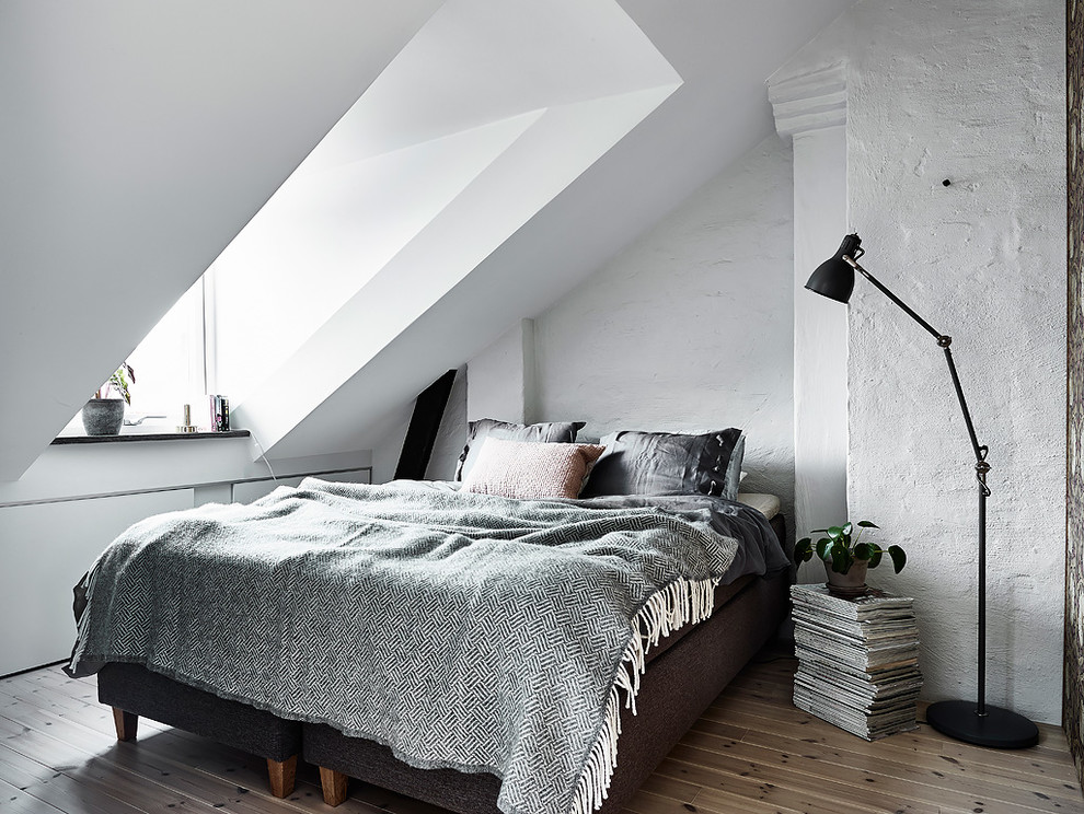 Nordisches Schlafzimmer mit weißer Wandfarbe in Göteborg
