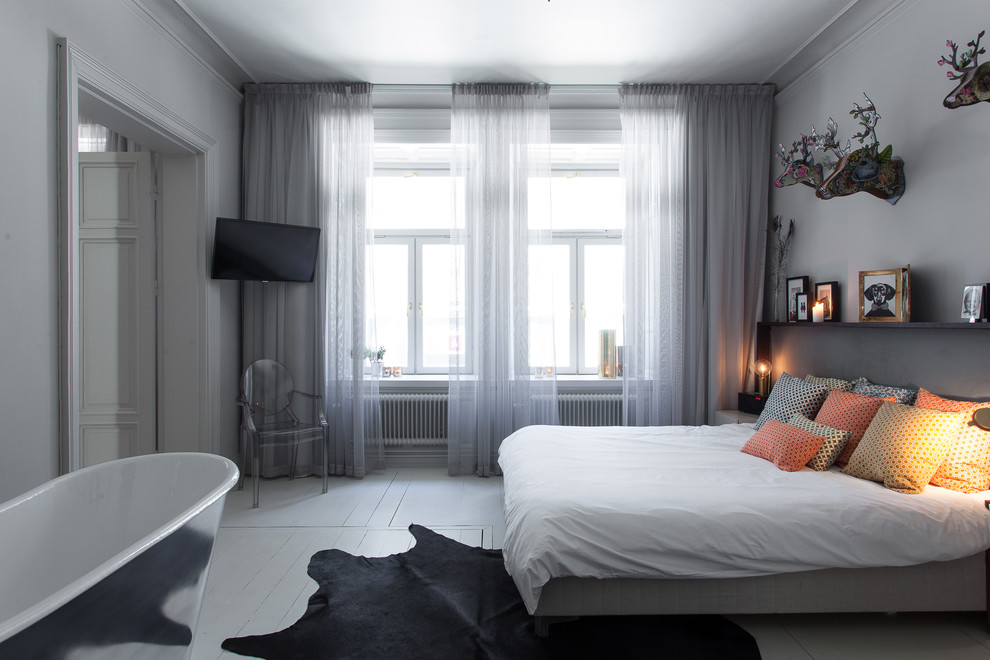 Стильный дизайн: хозяйская спальня среднего размера в современном стиле с серыми стенами и деревянным полом без камина - последний тренд