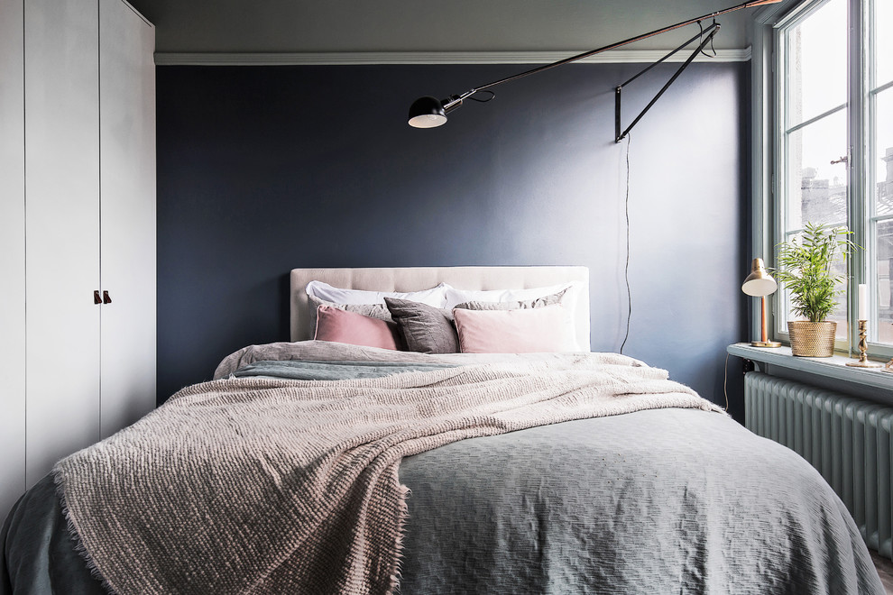 На фото: маленькая хозяйская спальня в скандинавском стиле с синими стенами без камина для на участке и в саду с