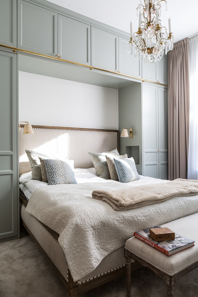 Свежая идея для дизайна: большая хозяйская спальня: освещение в классическом стиле с зелеными стенами и ковровым покрытием - отличное фото интерьера