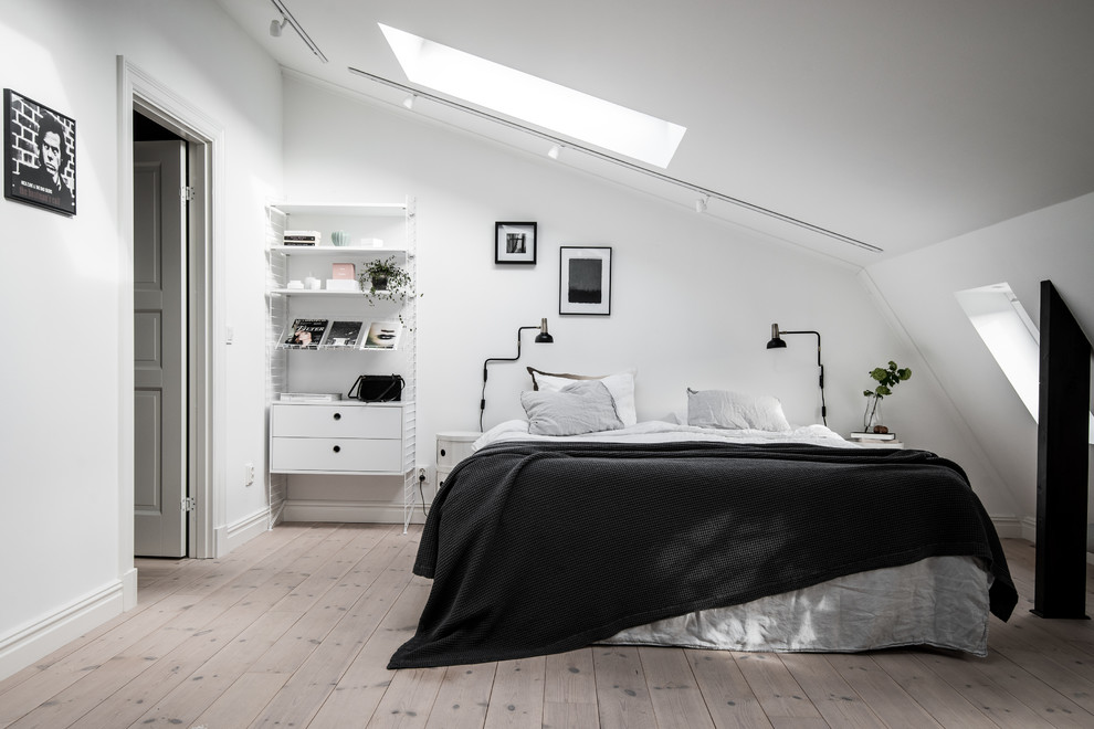 Inspiration for a scandinavian bedroom in Gothenburg with white walls and light hardwood flooring.