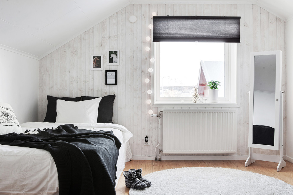 Стильный дизайн: маленькая спальня в скандинавском стиле с белыми стенами, паркетным полом среднего тона и бежевым полом для на участке и в саду - последний тренд