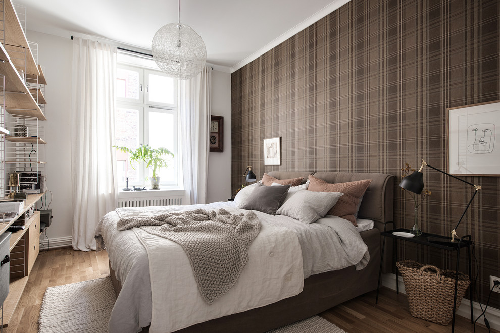 Inredning av ett skandinaviskt sovrum, med bruna väggar och ljust trägolv