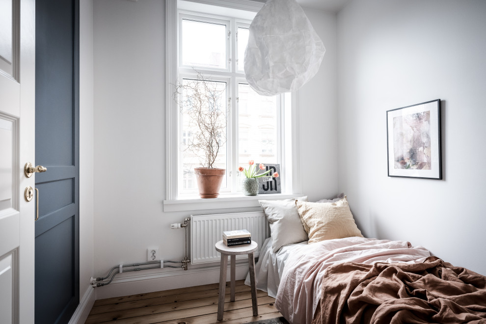 ヨーテボリにある北欧スタイルのおしゃれな寝室 (白い壁、淡色無垢フローリング、ベージュの床) のインテリア