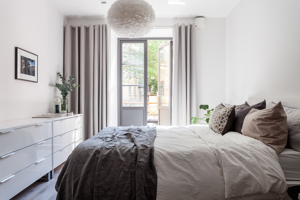 Свежая идея для дизайна: гостевая спальня среднего размера, (комната для гостей) в скандинавском стиле с белыми стенами и светлым паркетным полом - отличное фото интерьера