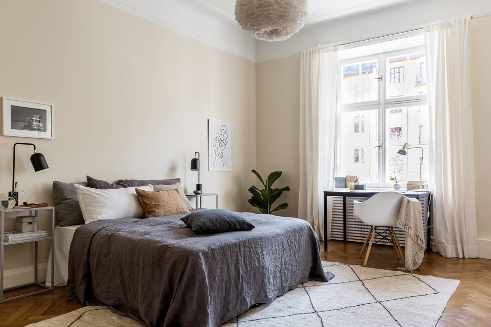 Großes Skandinavisches Schlafzimmer mit beiger Wandfarbe, hellem Holzboden und blauem Boden in Stockholm