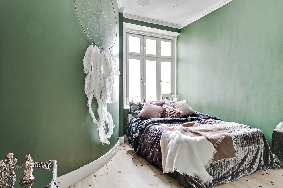 Пример оригинального дизайна: маленькая хозяйская спальня в скандинавском стиле с зелеными стенами, светлым паркетным полом и бежевым полом для на участке и в саду