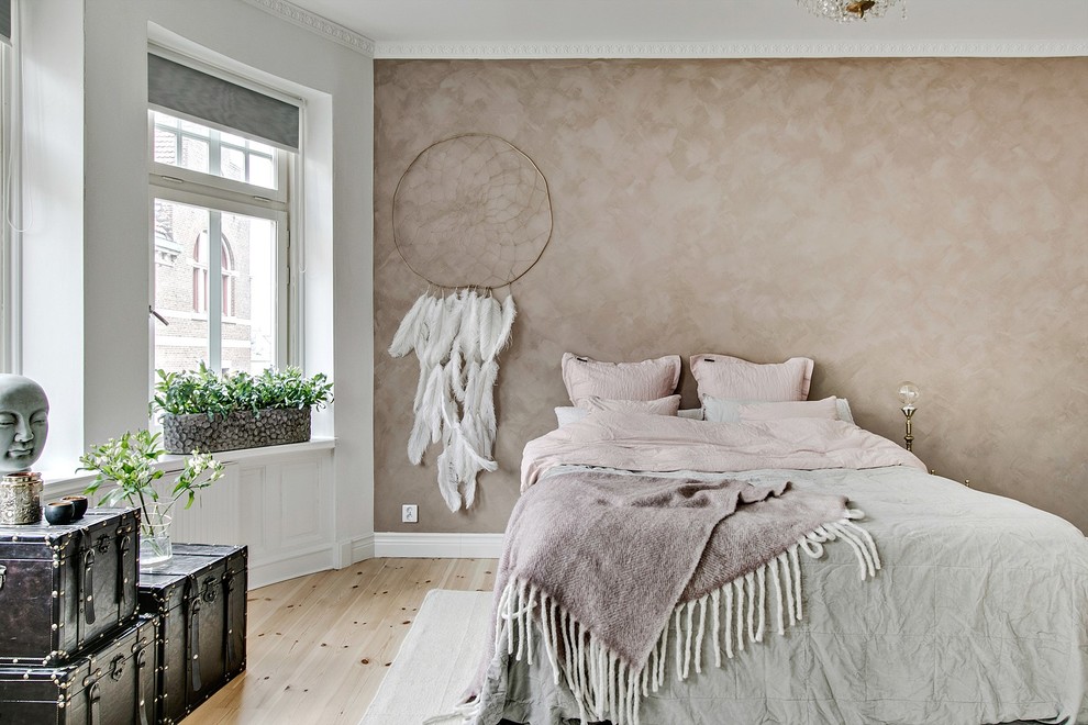 Idées déco pour une chambre parentale scandinave de taille moyenne avec un mur beige, parquet clair et un sol beige.
