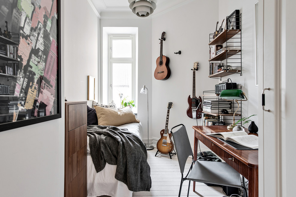 Kleines Skandinavisches Schlafzimmer mit weißer Wandfarbe, hellem Holzboden und weißem Boden in Göteborg