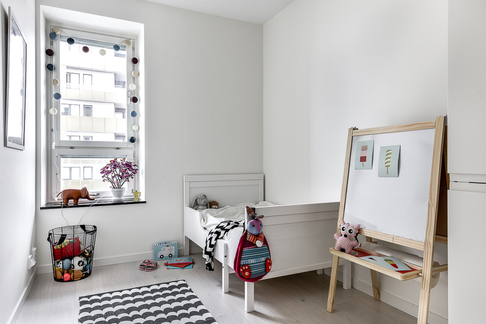 Bild på ett mellanstort minimalistiskt huvudsovrum, med vita väggar och ljust trägolv