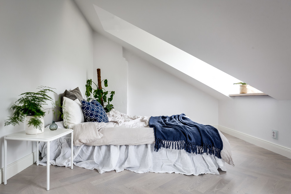 Inspiration för mellanstora klassiska sovrum, med vita väggar, ljust trägolv och beiget golv