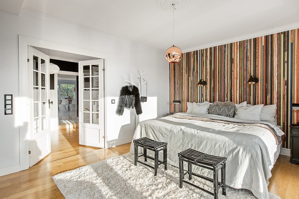Foto de dormitorio principal clásico renovado de tamaño medio con paredes multicolor y suelo de madera clara