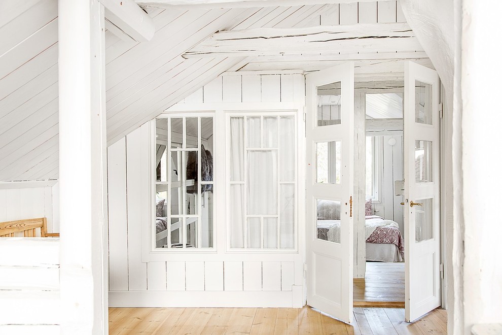 Inspiration for a farmhouse bedroom remodel in Gothenburg