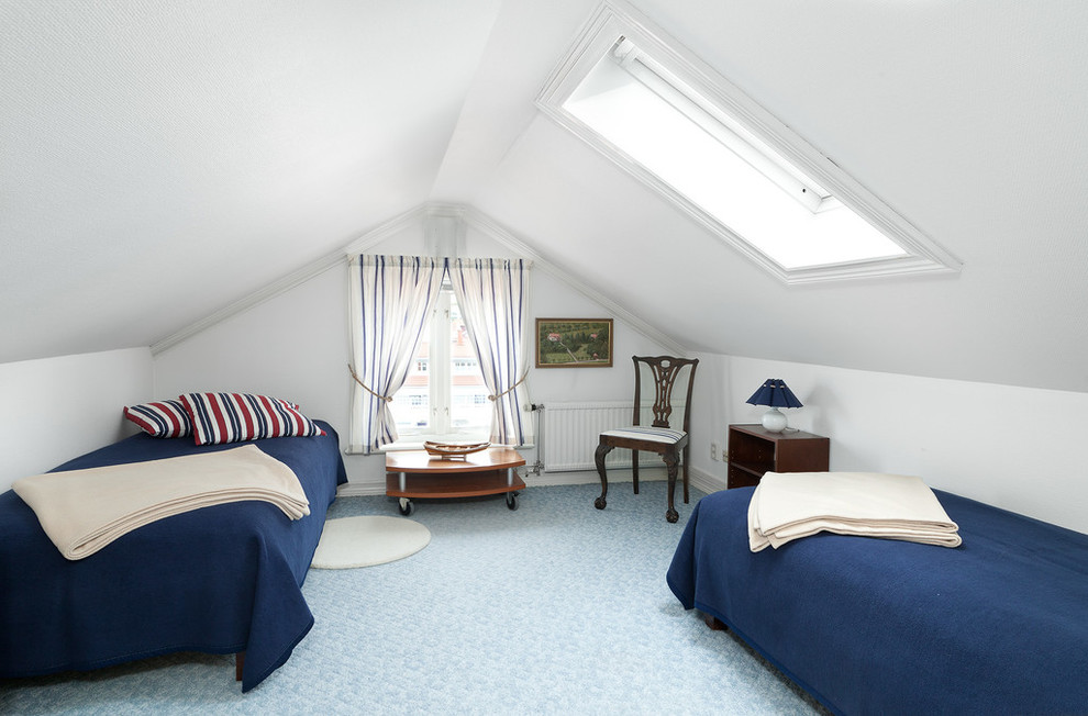 Ejemplo de habitación de invitados marinera sin chimenea con paredes blancas, moqueta y suelo azul