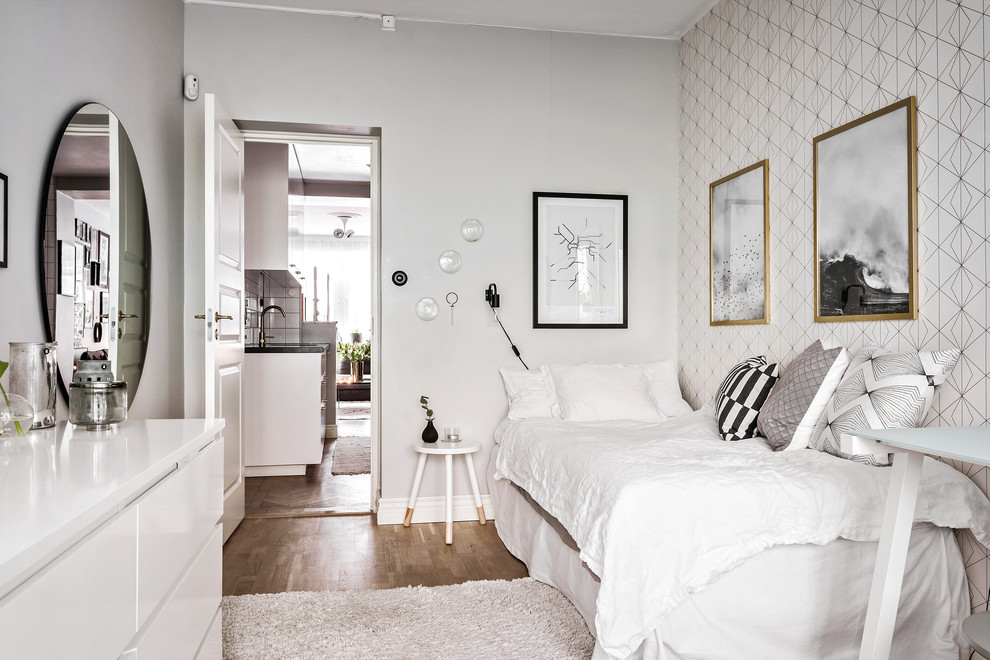 Стильный дизайн: гостевая спальня (комната для гостей) в скандинавском стиле с разноцветными стенами и паркетным полом среднего тона - последний тренд
