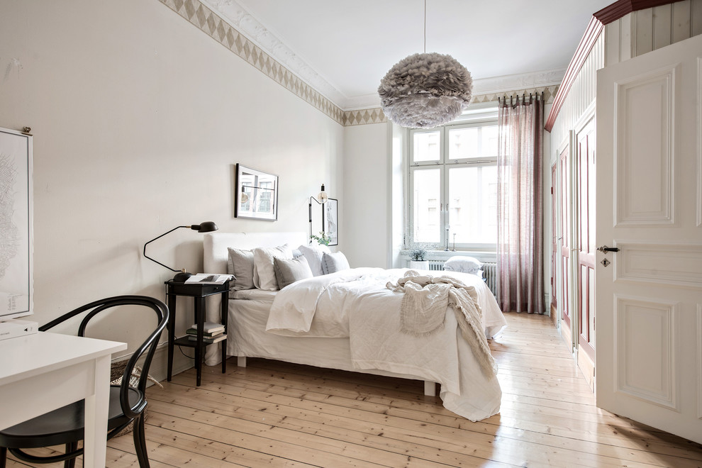 Idéer för stora minimalistiska sovrum, med beige väggar och ljust trägolv