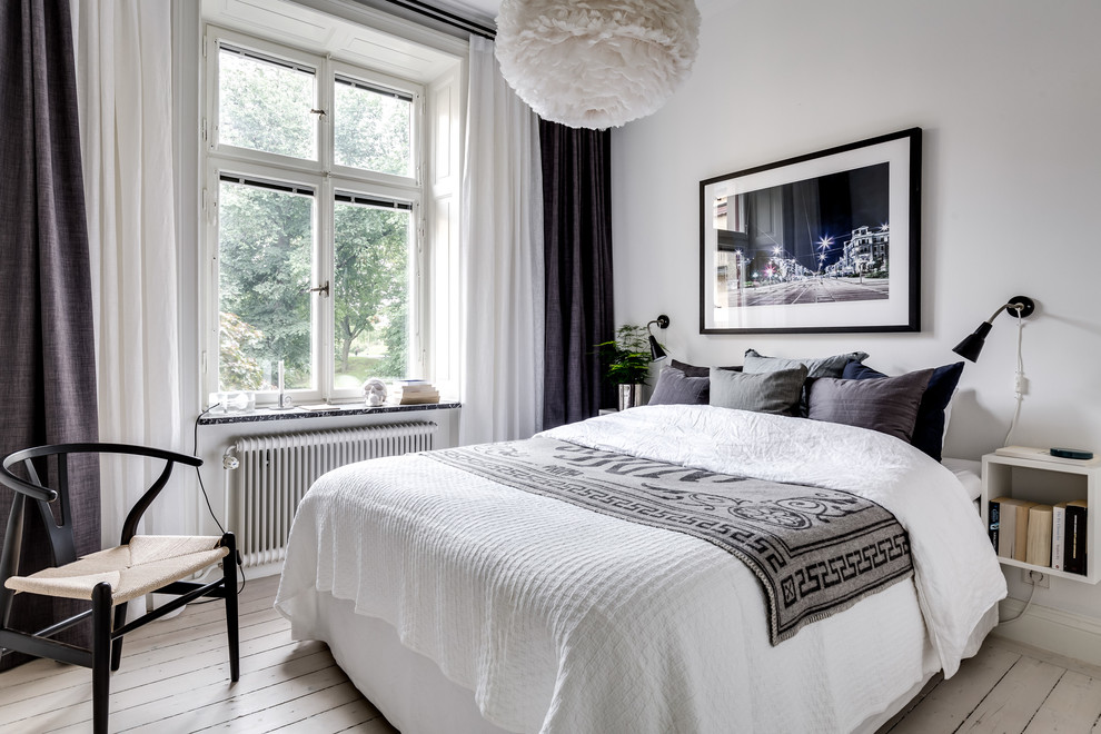 Idée de décoration pour une chambre parentale nordique de taille moyenne avec un mur blanc, parquet peint et un sol blanc.