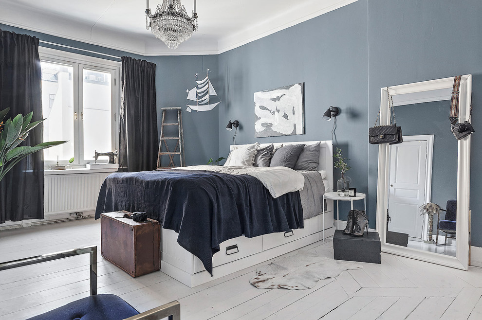 Источник вдохновения для домашнего уюта: хозяйская спальня в скандинавском стиле с синими стенами, деревянным полом и белым полом