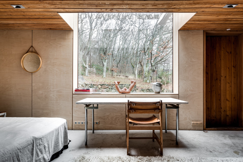 Свежая идея для дизайна: большая хозяйская спальня в скандинавском стиле с бежевыми стенами и бетонным полом - отличное фото интерьера
