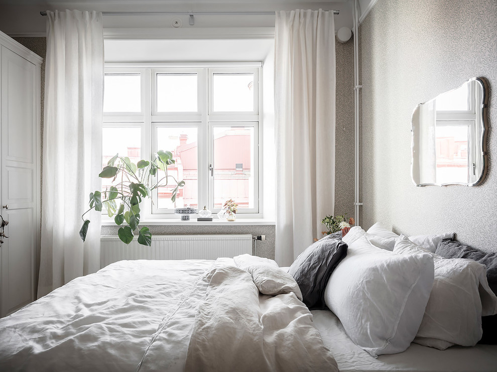 Inspiration for a scandinavian guest bedroom in Gothenburg with beige walls.