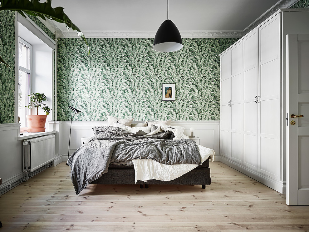 Inspiration för nordiska huvudsovrum, med gröna väggar, ljust trägolv och beiget golv