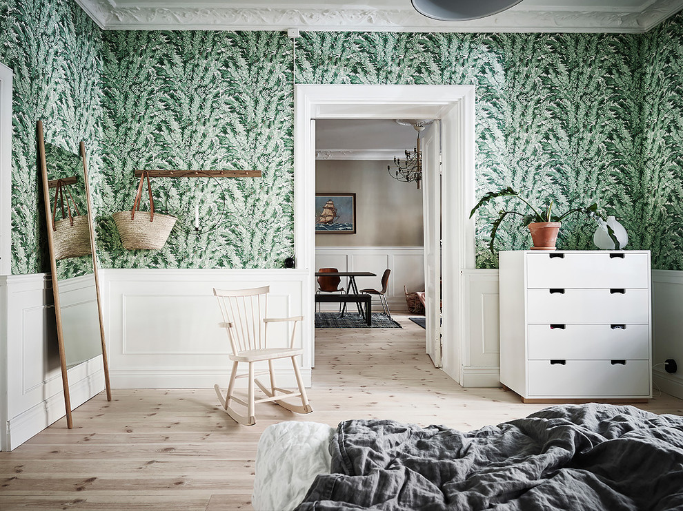 Modelo de dormitorio principal escandinavo de tamaño medio con paredes verdes, suelo de madera clara y suelo beige