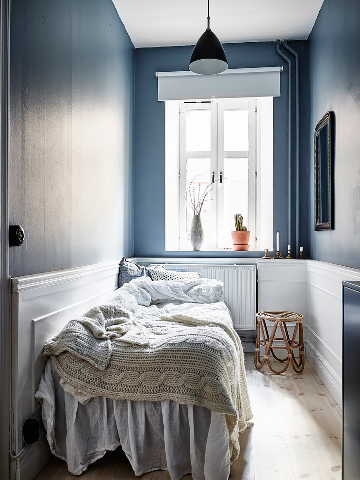 На фото: гостевая спальня (комната для гостей) в скандинавском стиле с синими стенами