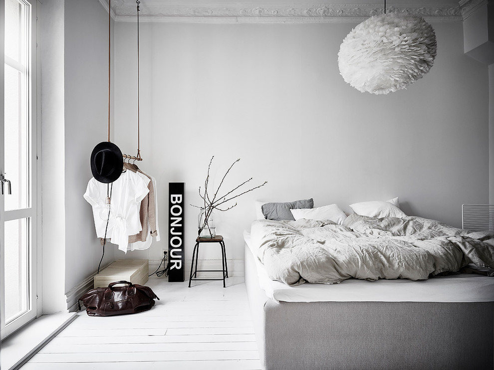 Aménagement d'une chambre parentale scandinave avec un mur blanc, parquet peint, aucune cheminée et un sol blanc.