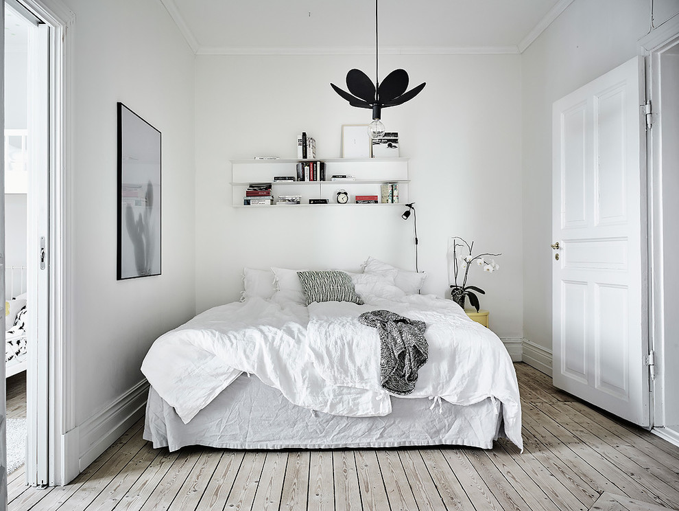 Mittelgroßes Skandinavisches Hauptschlafzimmer ohne Kamin mit weißer Wandfarbe und hellem Holzboden in Göteborg