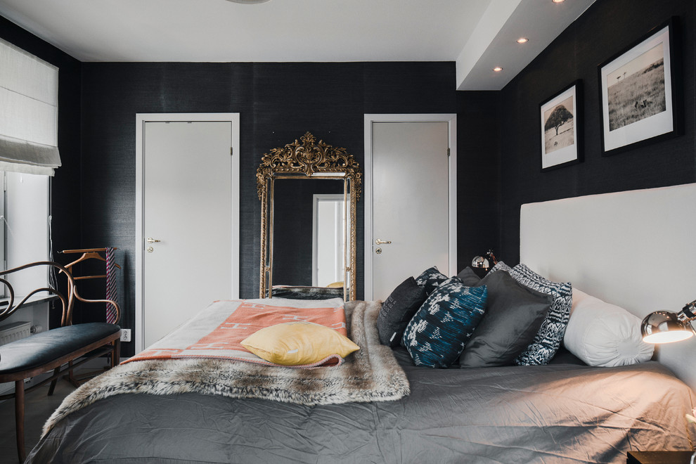 Cette photo montre une chambre parentale tendance de taille moyenne avec un mur noir et aucune cheminée.