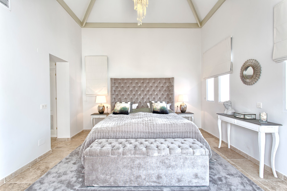 Стильный дизайн: большая хозяйская спальня в стиле неоклассика (современная классика) с белыми стенами без камина - последний тренд