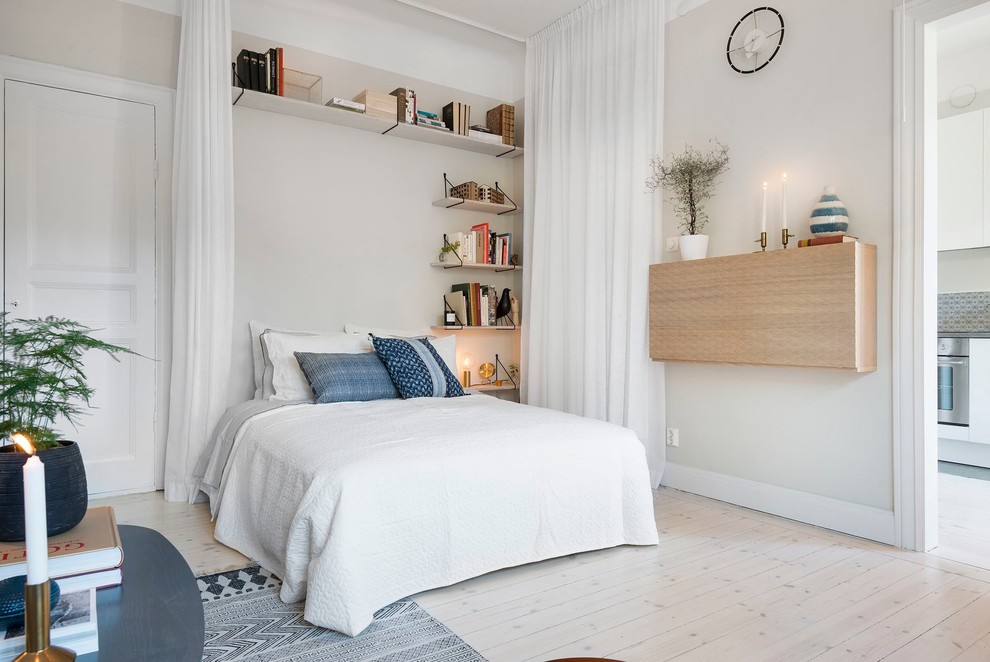 Источник вдохновения для домашнего уюта: хозяйская спальня среднего размера в скандинавском стиле с белыми стенами и светлым паркетным полом без камина
