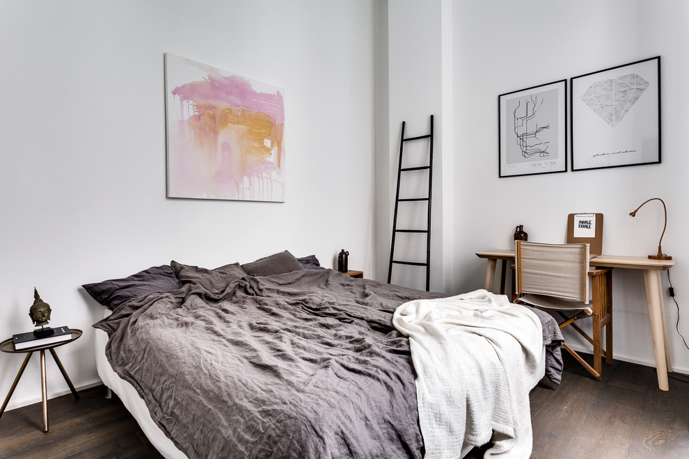 ストックホルムにある中くらいな北欧スタイルのおしゃれな主寝室 (白い壁、濃色無垢フローリング) のインテリア