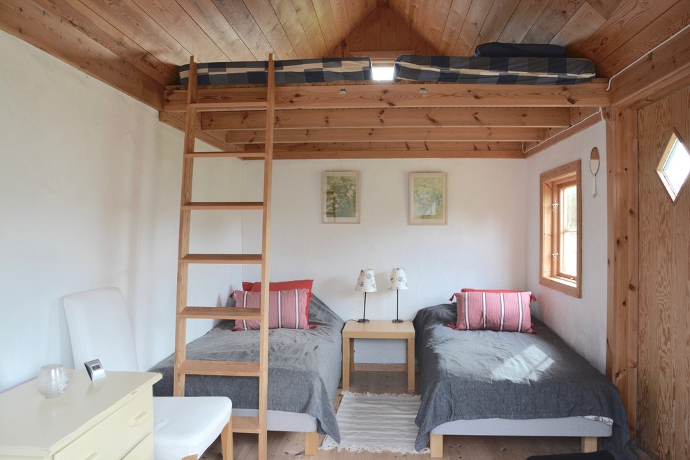 Идея дизайна: маленькая гостевая спальня (комната для гостей) на мансарде в стиле кантри с белыми стенами, светлым паркетным полом и розовым полом без камина для на участке и в саду