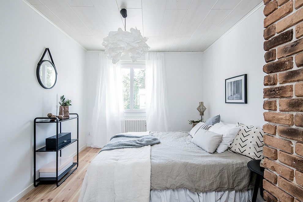 Bild på ett mellanstort minimalistiskt huvudsovrum, med vita väggar, ljust trägolv och beiget golv