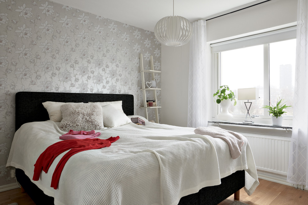 Exempel på ett minimalistiskt sovrum, med grå väggar, mellanmörkt trägolv och brunt golv