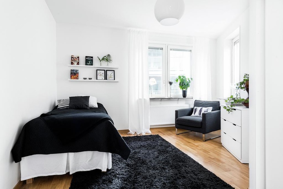 Свежая идея для дизайна: гостевая спальня среднего размера, (комната для гостей) в скандинавском стиле с белыми стенами и паркетным полом среднего тона без камина - отличное фото интерьера