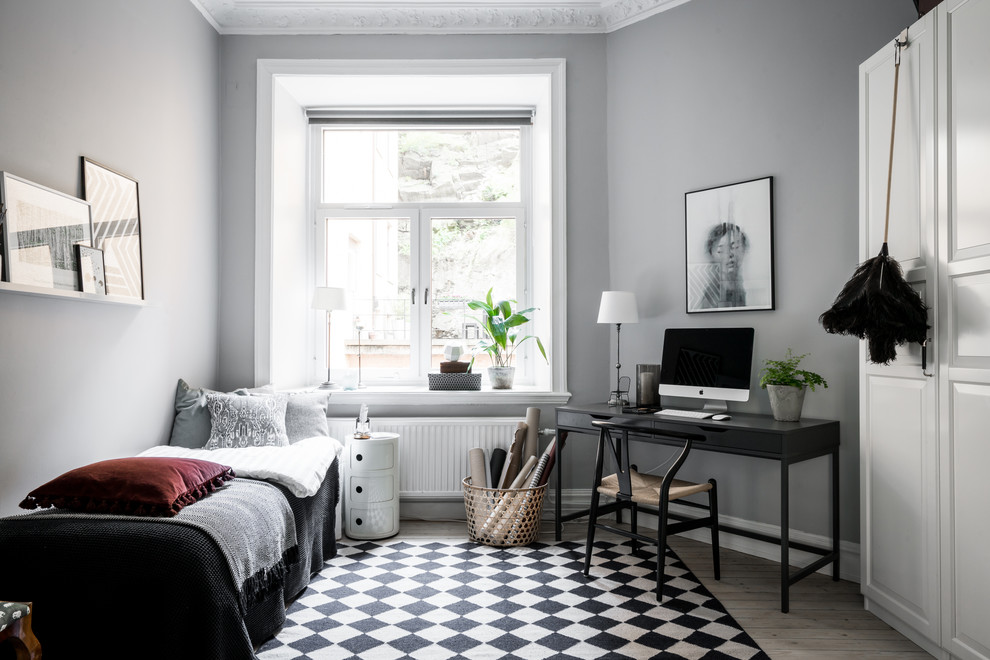 Inspiration för mellanstora skandinaviska gästrum, med grå väggar