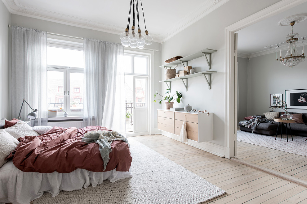 Foto de dormitorio escandinavo grande con paredes grises