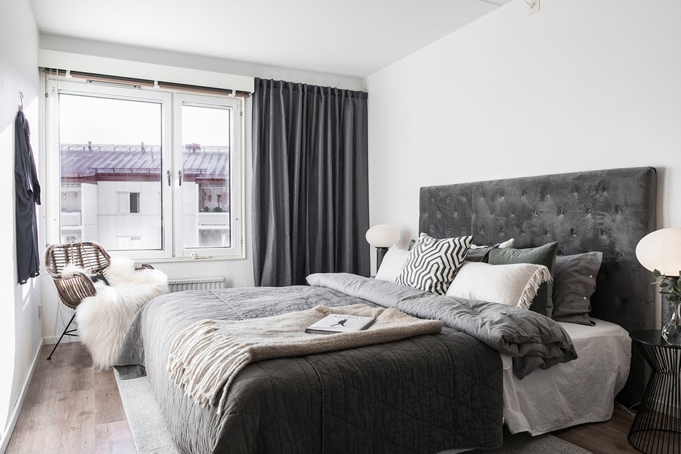 Свежая идея для дизайна: хозяйская спальня в скандинавском стиле с белыми стенами и паркетным полом среднего тона без камина - отличное фото интерьера
