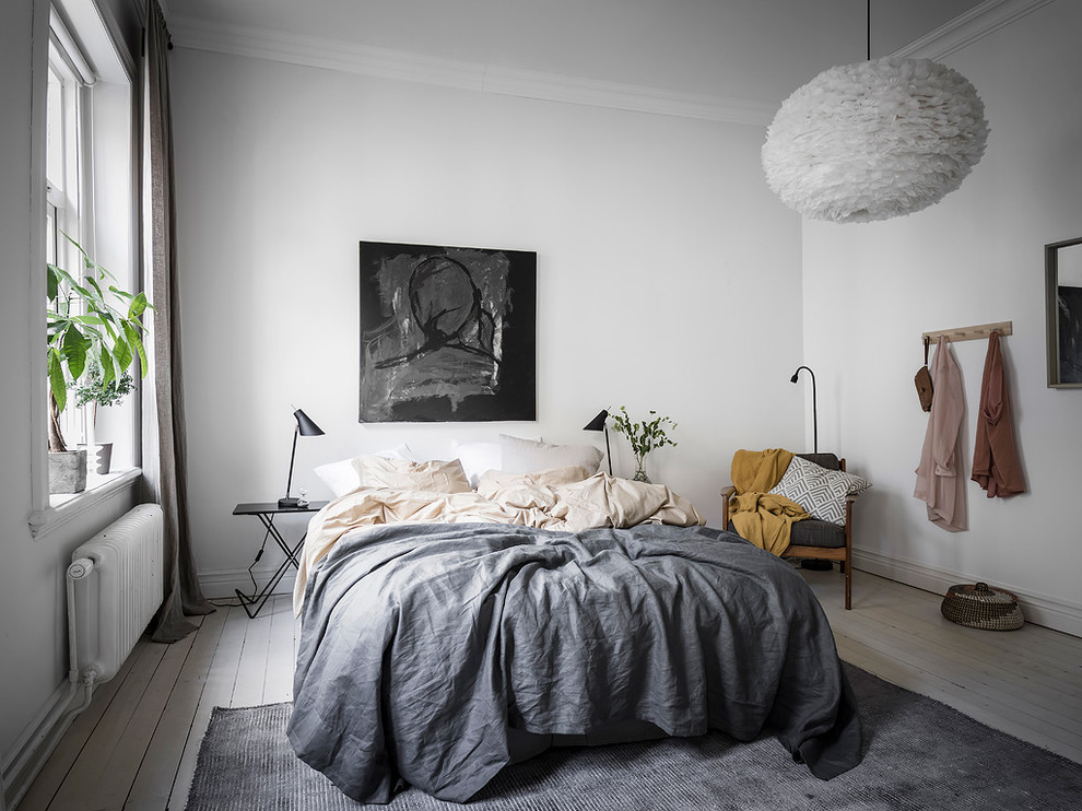 ヨーテボリにある広い北欧スタイルのおしゃれな主寝室 (白い壁、淡色無垢フローリング、暖炉なし、白い床) のレイアウト