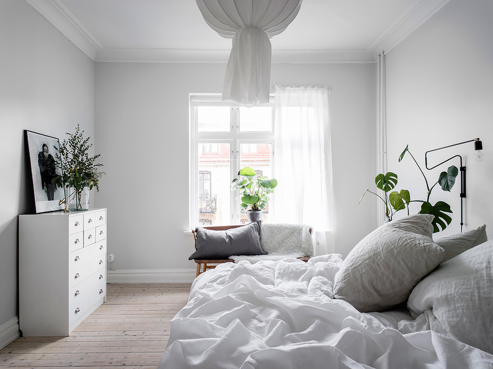 Свежая идея для дизайна: спальня в скандинавском стиле с белыми стенами - отличное фото интерьера