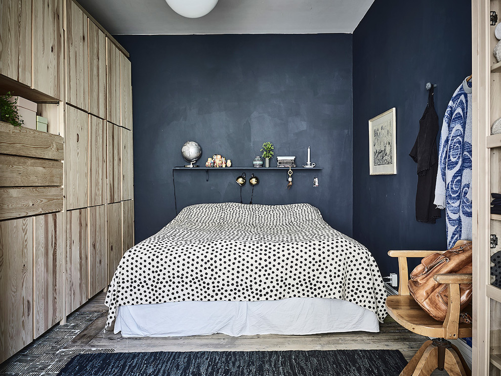 ヨーテボリにある中くらいな北欧スタイルのおしゃれな主寝室 (青い壁、無垢フローリング、暖炉なし)