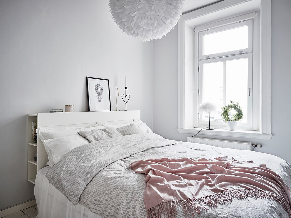 Idées déco pour une petite chambre parentale scandinave avec un mur gris.
