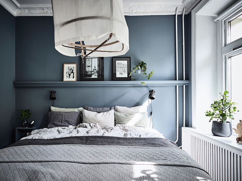 ヨーテボリにあるヴィクトリアン調のおしゃれな寝室 (青い壁) のインテリア
