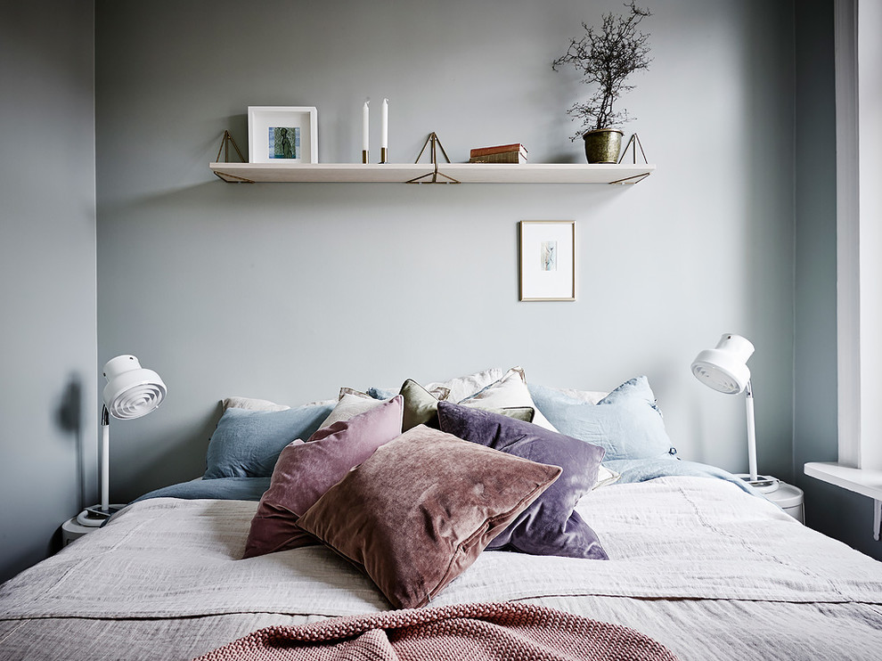 На фото: маленькая хозяйская спальня в скандинавском стиле с серыми стенами для на участке и в саду