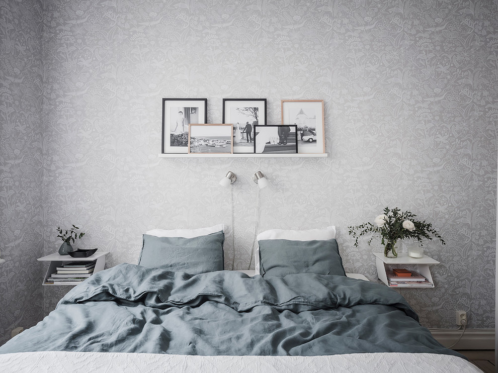 Exempel på ett litet minimalistiskt sovrum, med grå väggar