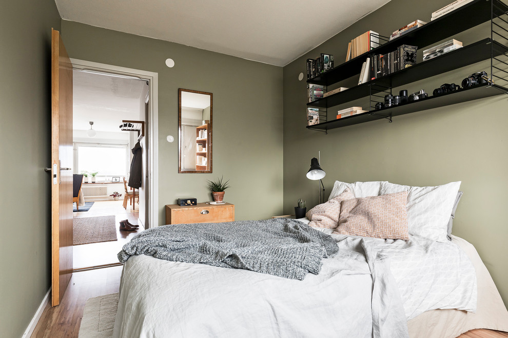 Inspiration för små nordiska sovrum, med gröna väggar, ljust trägolv och beiget golv