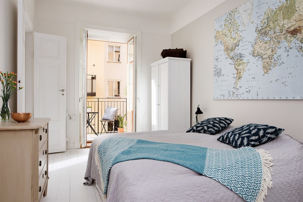 Свежая идея для дизайна: хозяйская спальня среднего размера в скандинавском стиле с серыми стенами и деревянным полом без камина - отличное фото интерьера