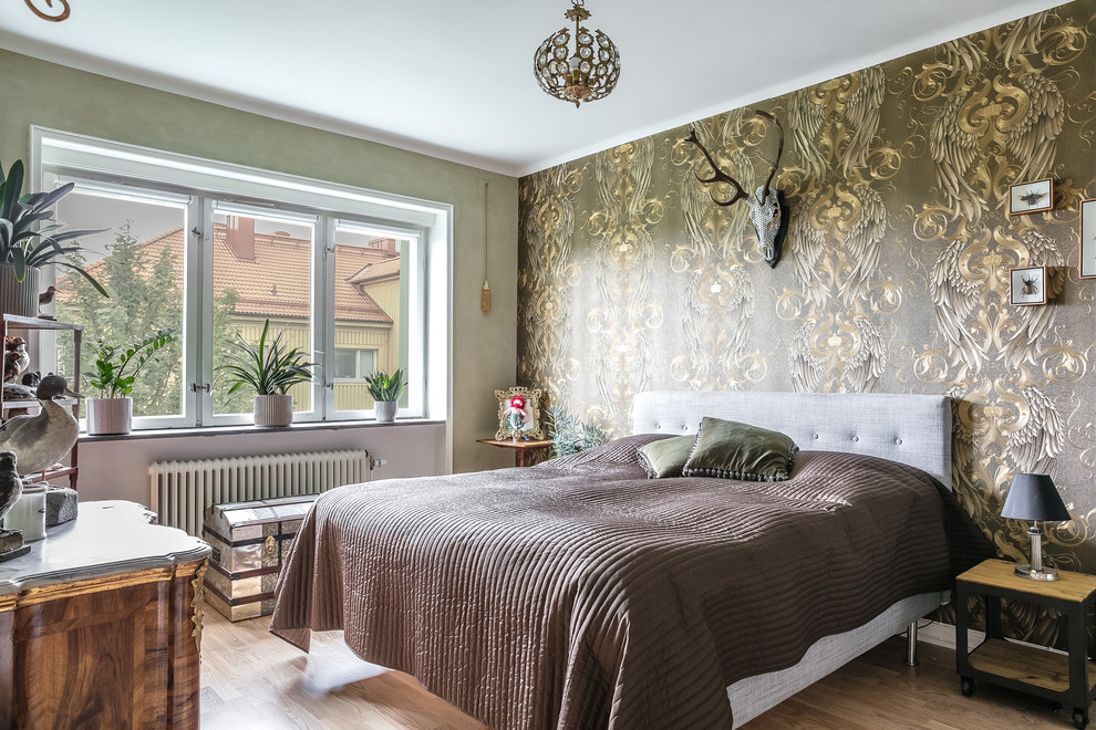 Ejemplo de dormitorio principal bohemio sin chimenea con paredes multicolor y suelo de madera clara